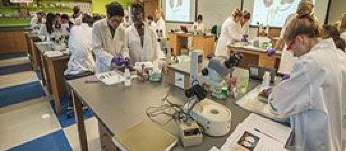 Cac-truong-top-dau-nam-2018-ve-nganh-khoa-hoc-doi-song-lam-sang-va-tam-ly-3