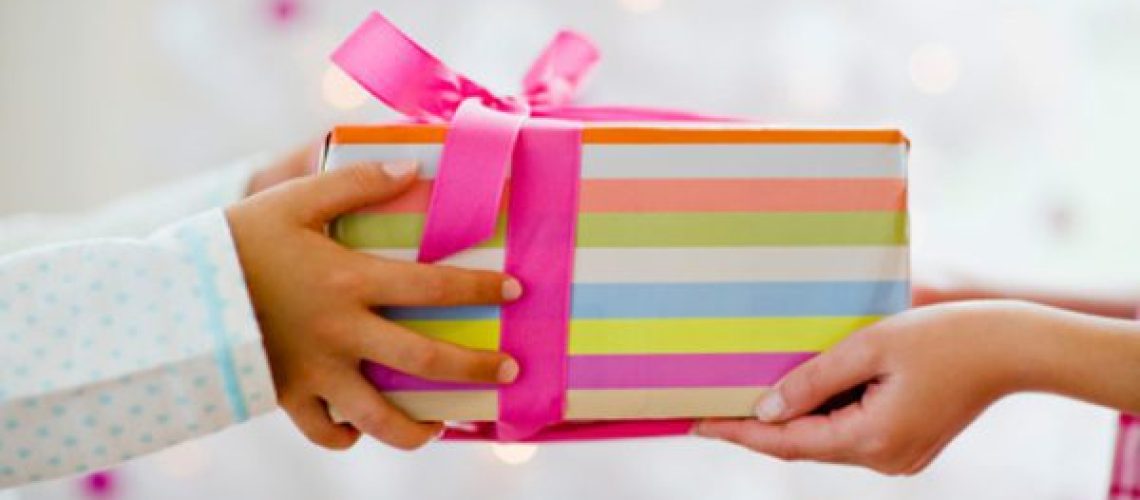 nguoi-uc-tang-qua-nhu-the-nao