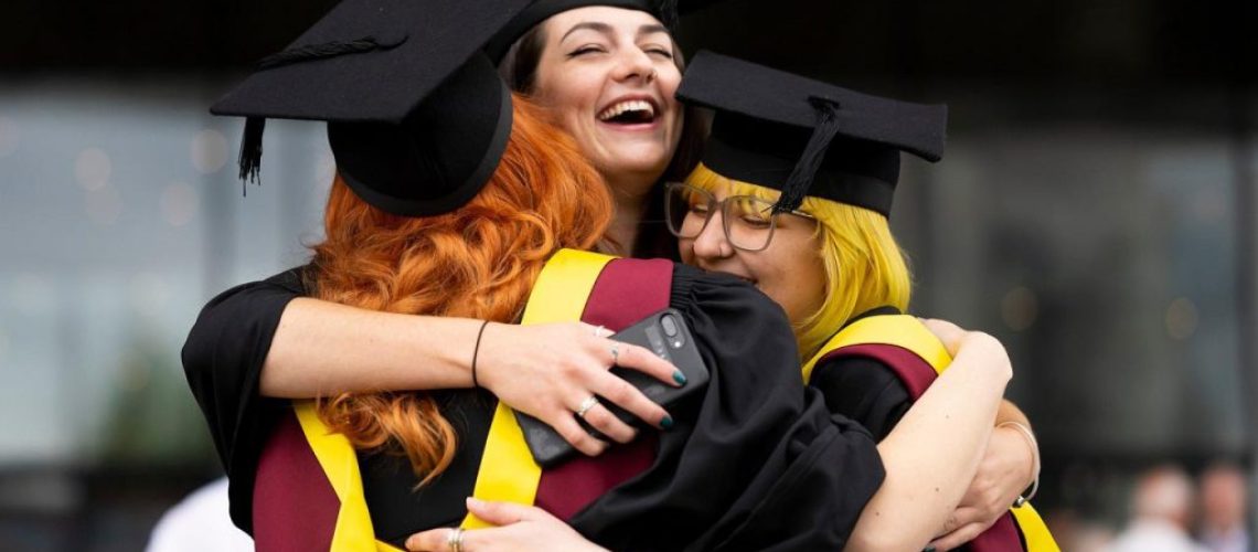 sinh-vien-uk-tot-nghiep-1024x682-1